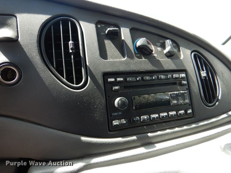 image for item JS9548 2009 Ford E450 Super Duty  shuttle bus