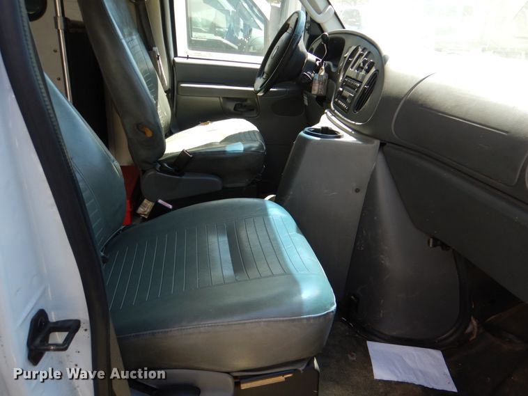 image for item JS9548 2009 Ford E450 Super Duty  shuttle bus