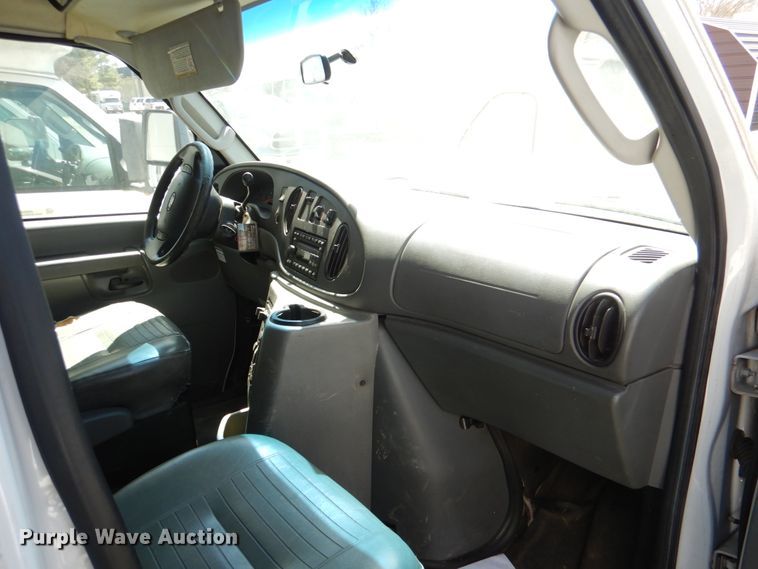 image for item JS9548 2009 Ford E450 Super Duty  shuttle bus