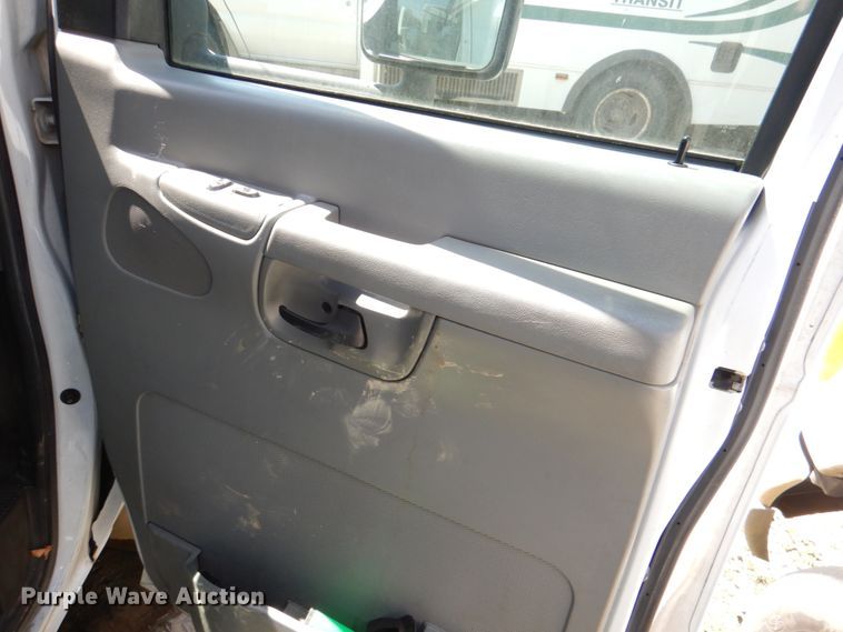 image for item JS9548 2009 Ford E450 Super Duty  shuttle bus