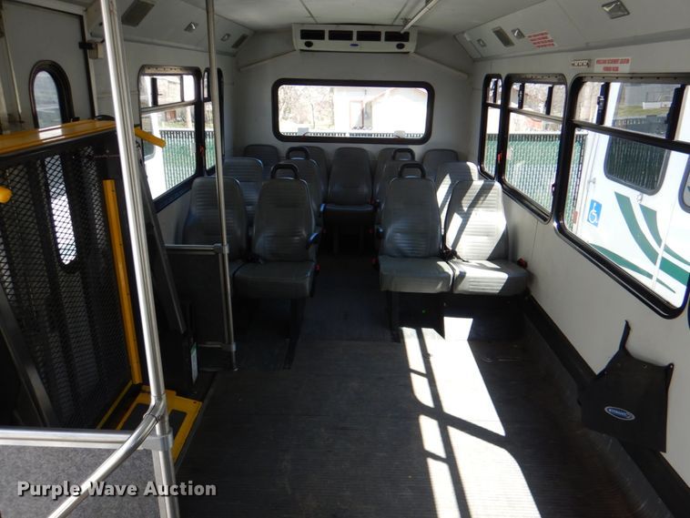 image for item JS9548 2009 Ford E450 Super Duty  shuttle bus