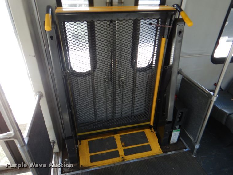 image for item JS9548 2009 Ford E450 Super Duty  shuttle bus