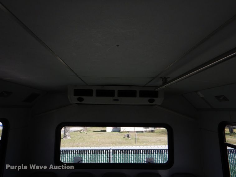 image for item JS9548 2009 Ford E450 Super Duty  shuttle bus