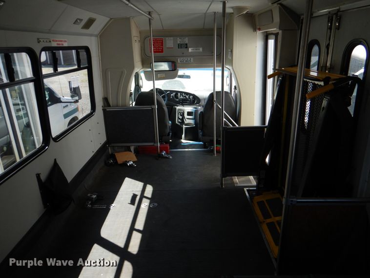 image for item JS9548 2009 Ford E450 Super Duty  shuttle bus
