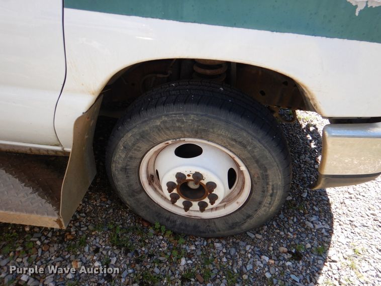 image for item JS9548 2009 Ford E450 Super Duty  shuttle bus