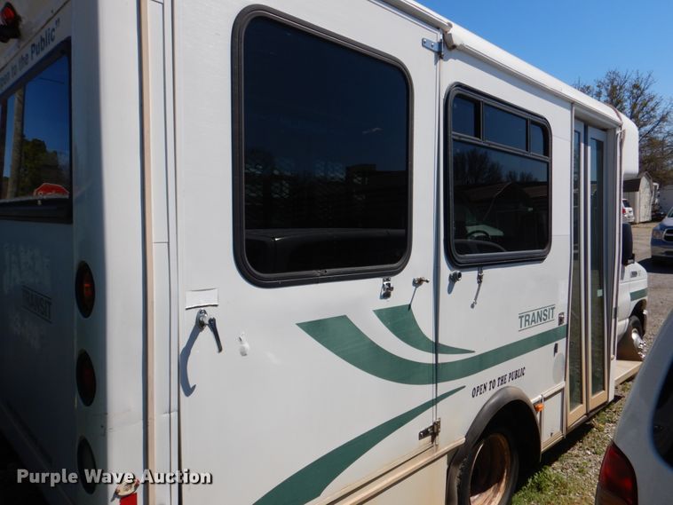 image for item JS9550 2009 Ford E350 Super Duty  shuttle bus