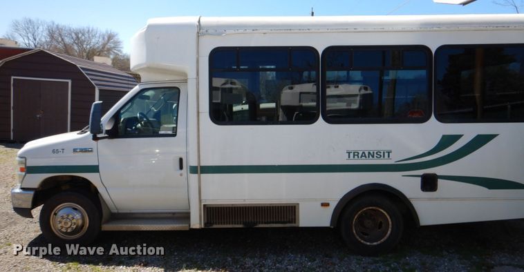 image for item JS9550 2009 Ford E350 Super Duty  shuttle bus