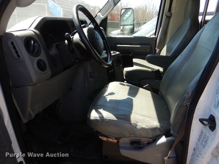 image for item JS9550 2009 Ford E350 Super Duty  shuttle bus