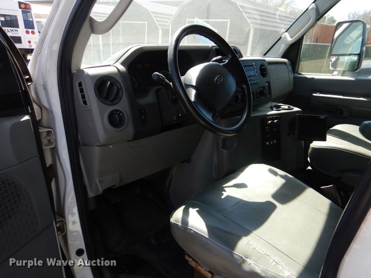 image for item JS9550 2009 Ford E350 Super Duty  shuttle bus