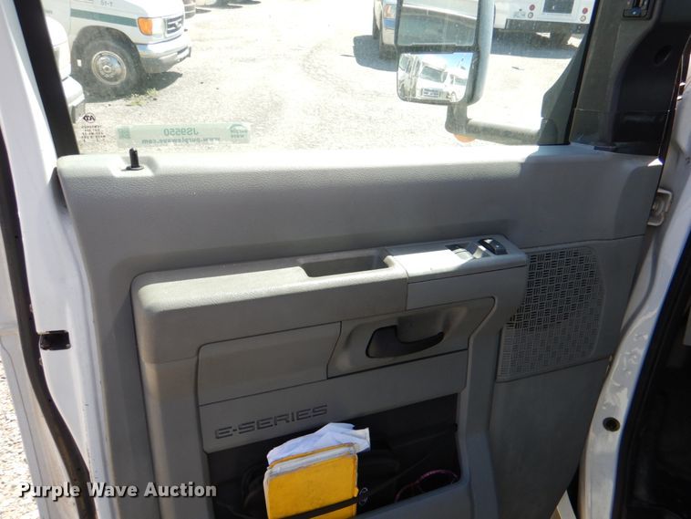 image for item JS9550 2009 Ford E350 Super Duty  shuttle bus