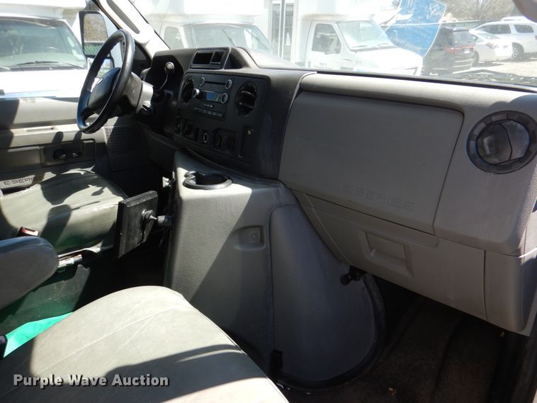 image for item JS9550 2009 Ford E350 Super Duty  shuttle bus