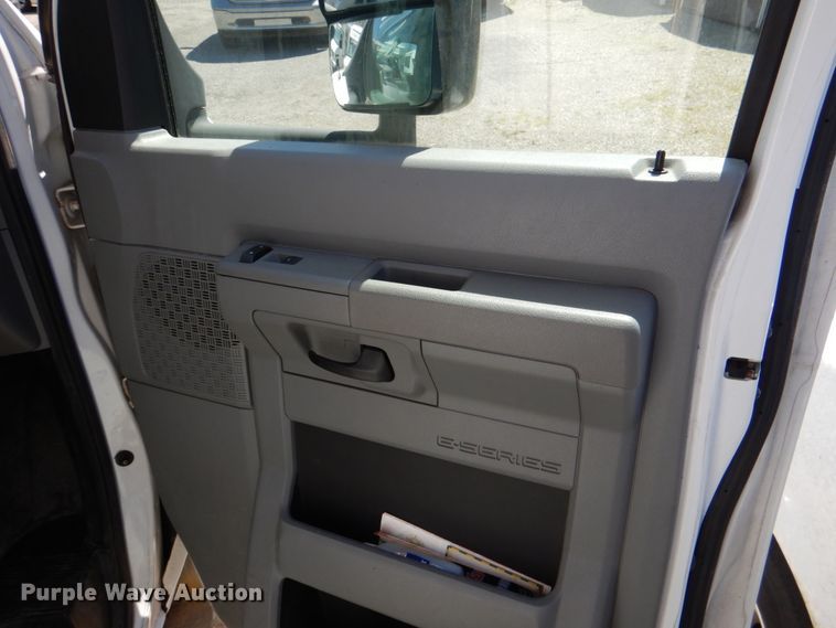 image for item JS9550 2009 Ford E350 Super Duty  shuttle bus