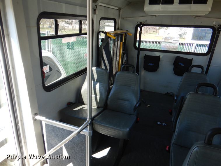 image for item JS9550 2009 Ford E350 Super Duty  shuttle bus