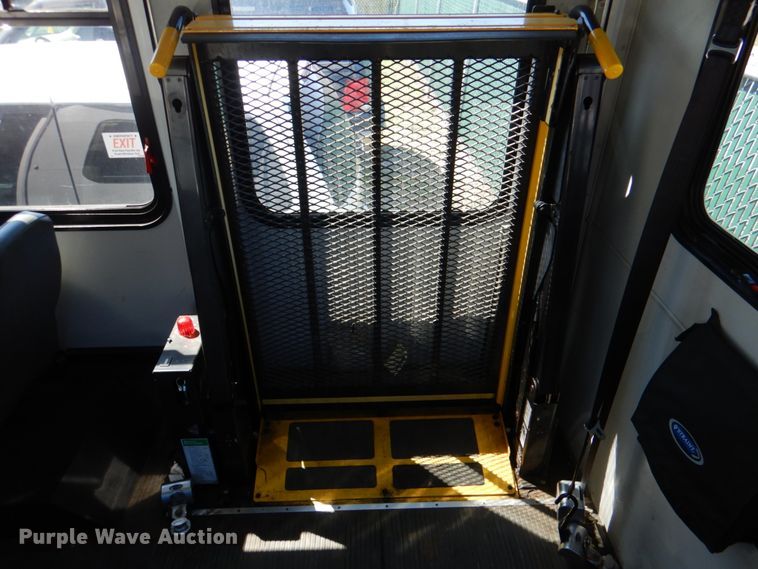 image for item JS9550 2009 Ford E350 Super Duty  shuttle bus