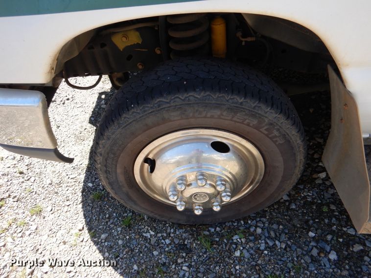 image for item JS9550 2009 Ford E350 Super Duty  shuttle bus