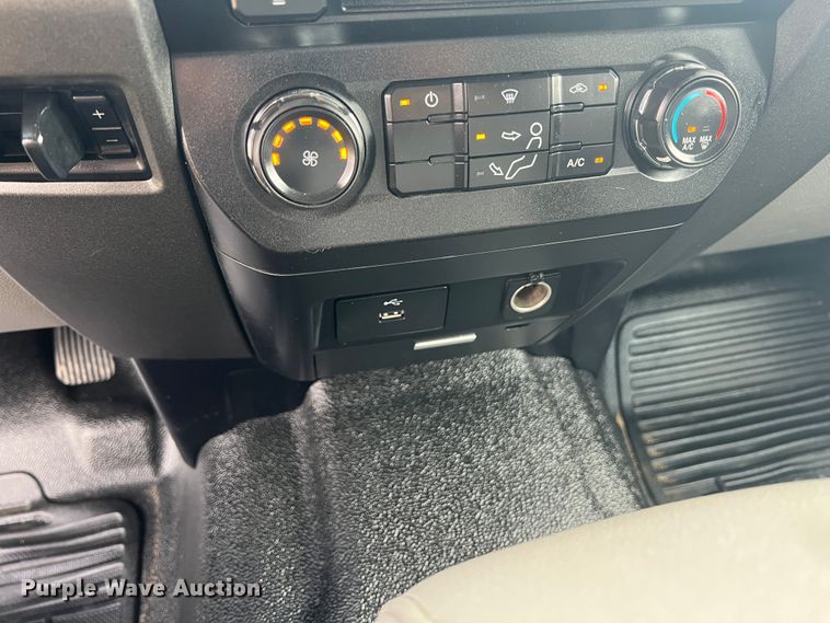 image for item JU9191 2017 Ford F550 Super Duty XL  flatbed truck