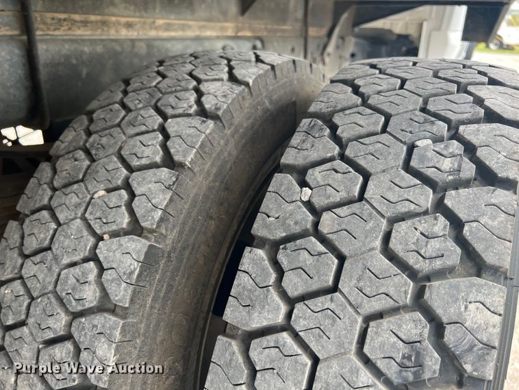 image for item JU9191 2017 Ford F550 Super Duty XL  flatbed truck