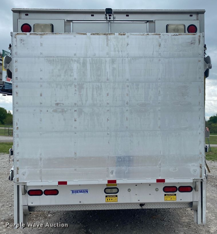 image for item JU9196 2013 Peterbilt 337  delivery truck