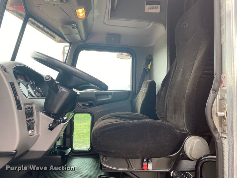 image for item JU9196 2013 Peterbilt 337  delivery truck