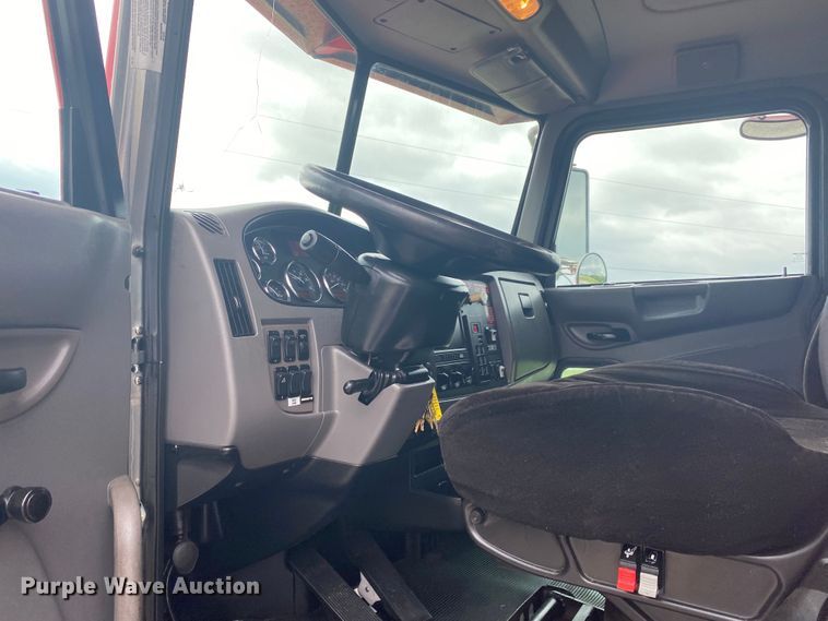 image for item JU9196 2013 Peterbilt 337  delivery truck