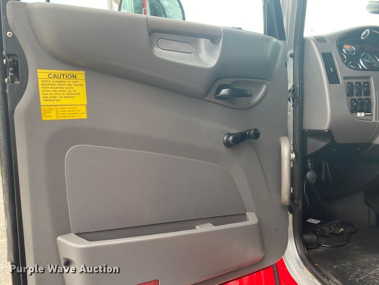 image for item JU9196 2013 Peterbilt 337  delivery truck