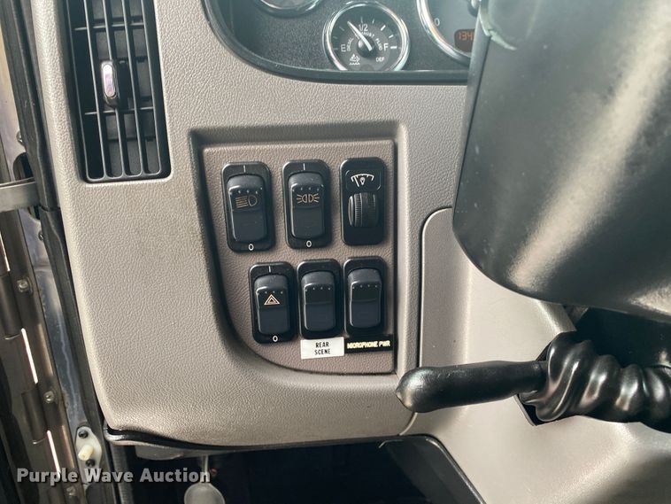 image for item JU9196 2013 Peterbilt 337  delivery truck