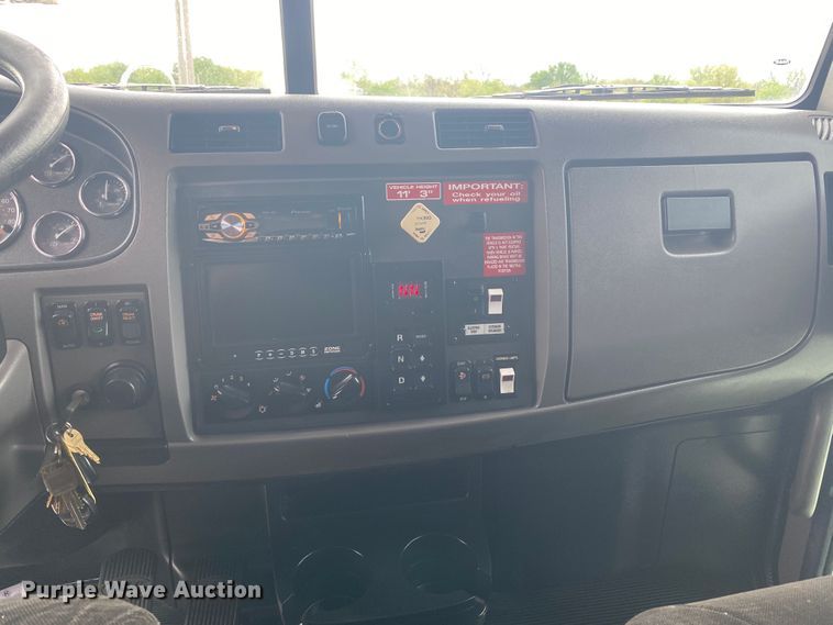 image for item JU9196 2013 Peterbilt 337  delivery truck