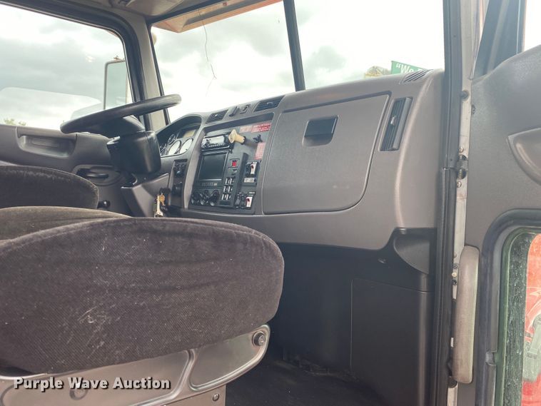 image for item JU9196 2013 Peterbilt 337  delivery truck