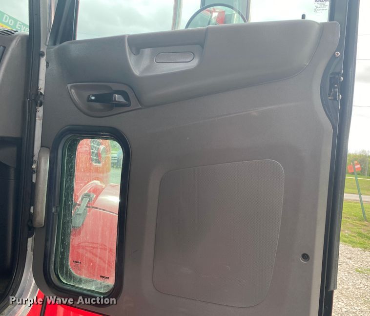 image for item JU9196 2013 Peterbilt 337  delivery truck