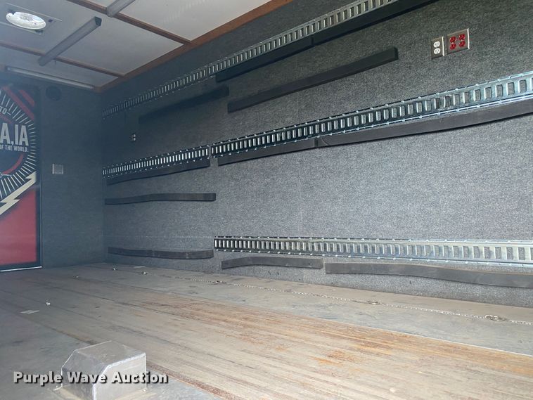 image for item JU9196 2013 Peterbilt 337  delivery truck