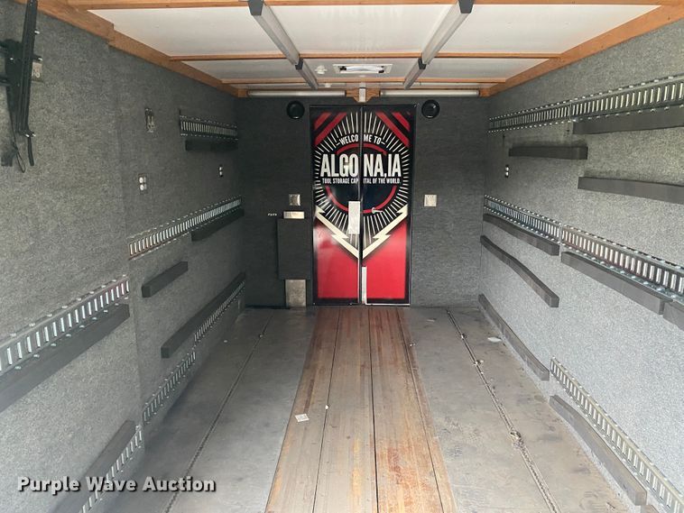 image for item JU9196 2013 Peterbilt 337  delivery truck