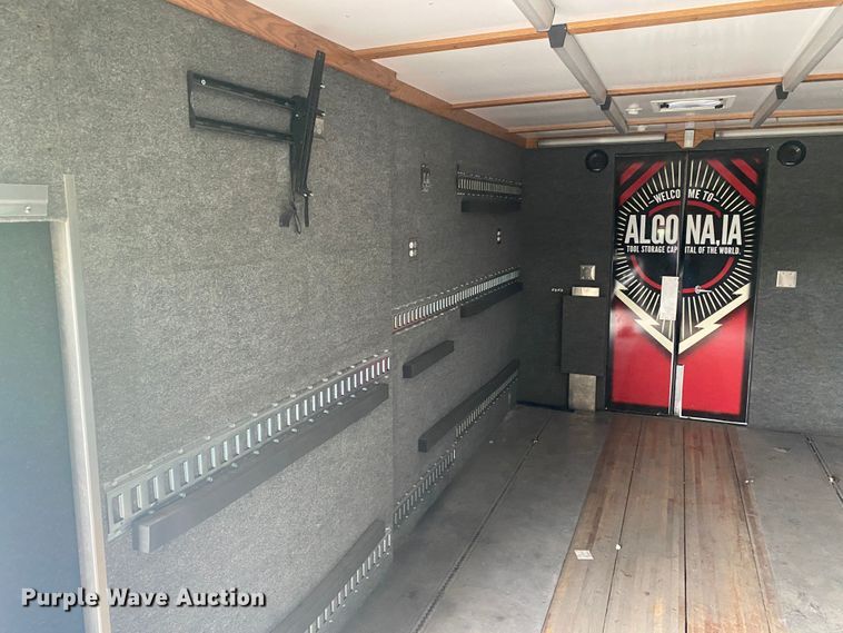 image for item JU9196 2013 Peterbilt 337  delivery truck