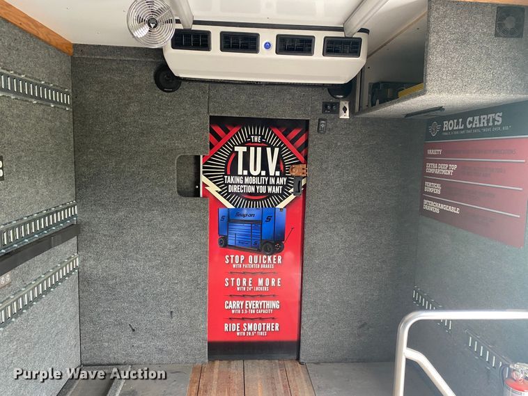 image for item JU9196 2013 Peterbilt 337  delivery truck