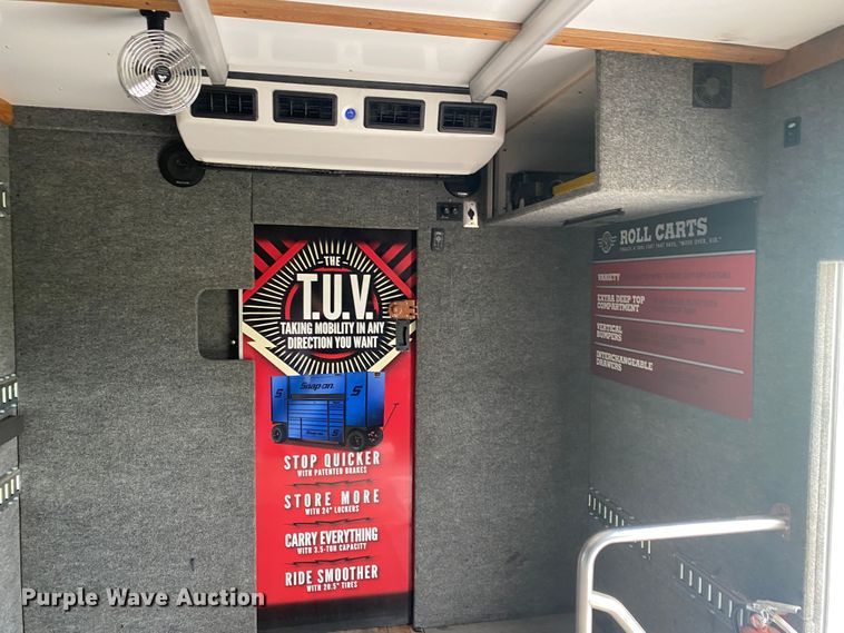 image for item JU9196 2013 Peterbilt 337  delivery truck