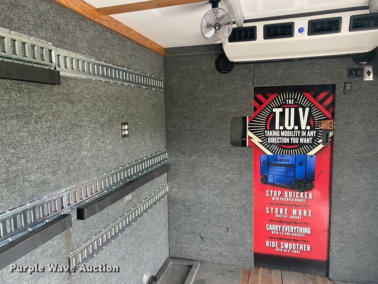 image for item JU9196 2013 Peterbilt 337  delivery truck