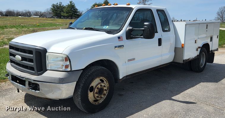 image for item KE9775 2005 Ford F350 Super Duty XL  SuperCab utility bed pickup truck