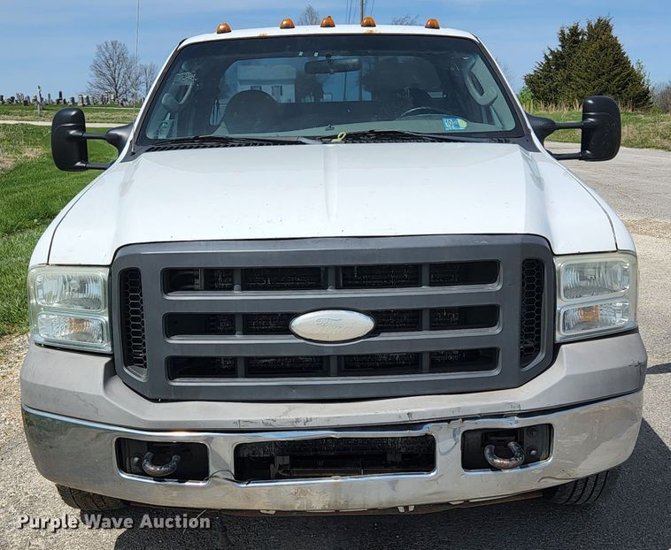 image for item KE9775 2005 Ford F350 Super Duty XL  SuperCab utility bed pickup truck