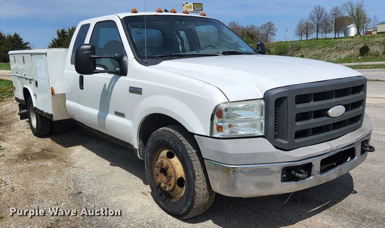 image for item KE9775 2005 Ford F350 Super Duty XL  SuperCab utility bed pickup truck
