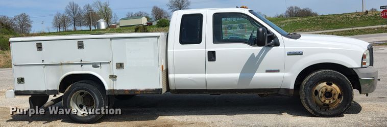 image for item KE9775 2005 Ford F350 Super Duty XL  SuperCab utility bed pickup truck