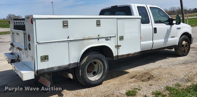 image for item KE9775 2005 Ford F350 Super Duty XL  SuperCab utility bed pickup truck
