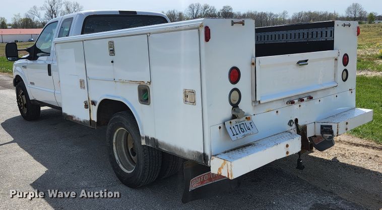 image for item KE9775 2005 Ford F350 Super Duty XL  SuperCab utility bed pickup truck