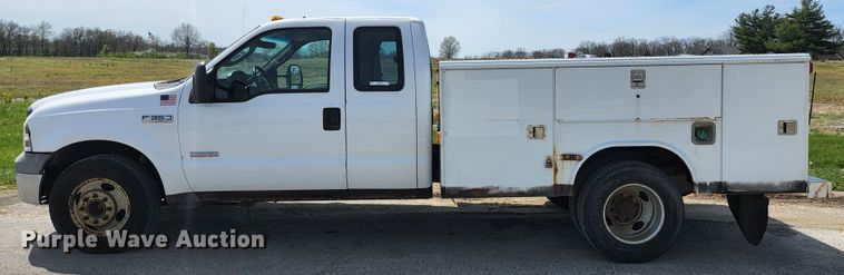 image for item KE9775 2005 Ford F350 Super Duty XL  SuperCab utility bed pickup truck