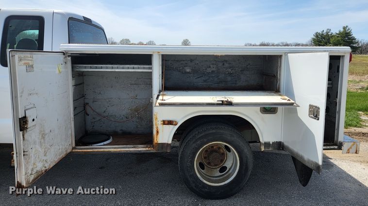 image for item KE9775 2005 Ford F350 Super Duty XL  SuperCab utility bed pickup truck