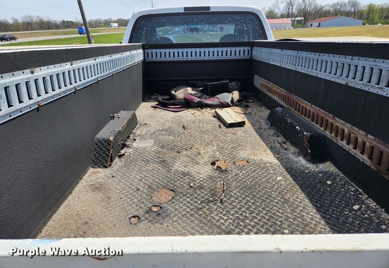 image for item KE9775 2005 Ford F350 Super Duty XL  SuperCab utility bed pickup truck