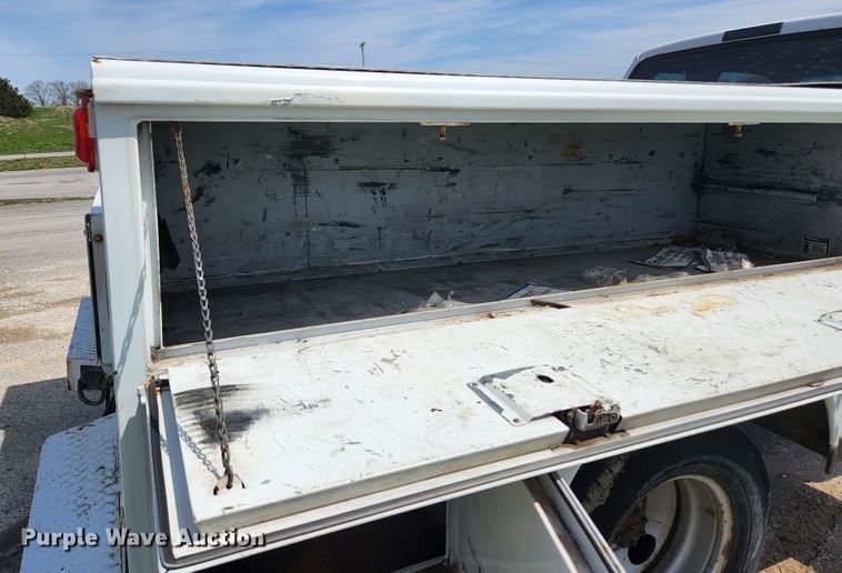 image for item KE9775 2005 Ford F350 Super Duty XL  SuperCab utility bed pickup truck