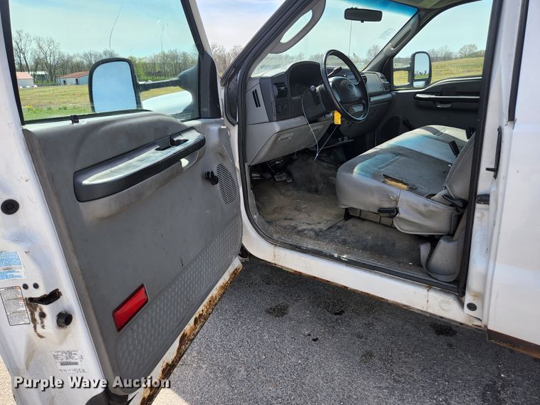 image for item KE9775 2005 Ford F350 Super Duty XL  SuperCab utility bed pickup truck