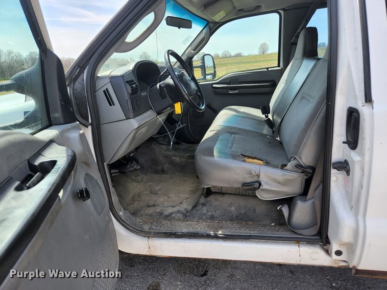 image for item KE9775 2005 Ford F350 Super Duty XL  SuperCab utility bed pickup truck