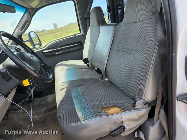 image for item KE9775 2005 Ford F350 Super Duty XL  SuperCab utility bed pickup truck