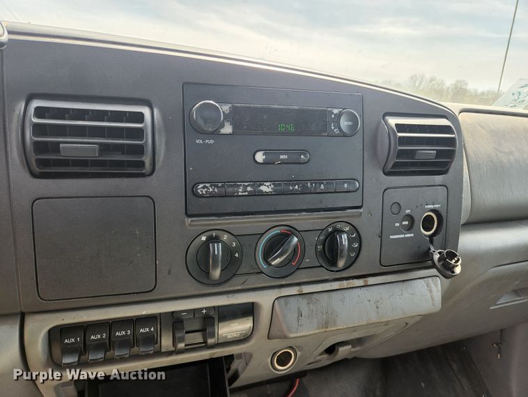 image for item KE9775 2005 Ford F350 Super Duty XL  SuperCab utility bed pickup truck