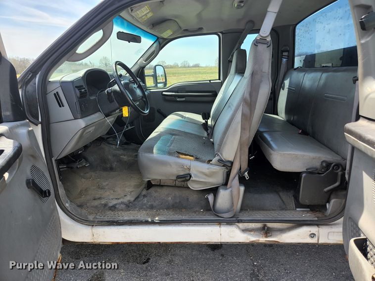 image for item KE9775 2005 Ford F350 Super Duty XL  SuperCab utility bed pickup truck